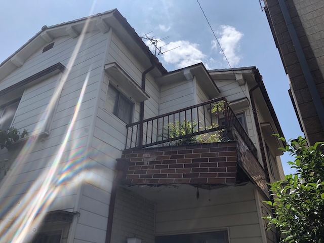 くずれかけたベランダ・別角度